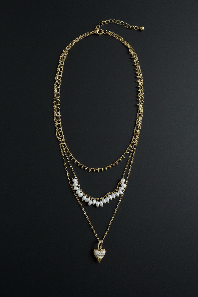 Collier Doré avec Perles Blanches – Élégance Intemporelle