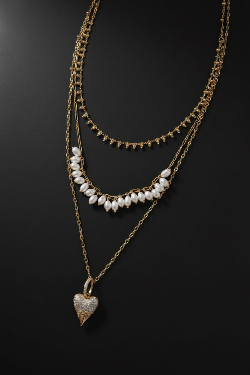 Collier Doré avec Perles Blanches – Élégance Intemporelle