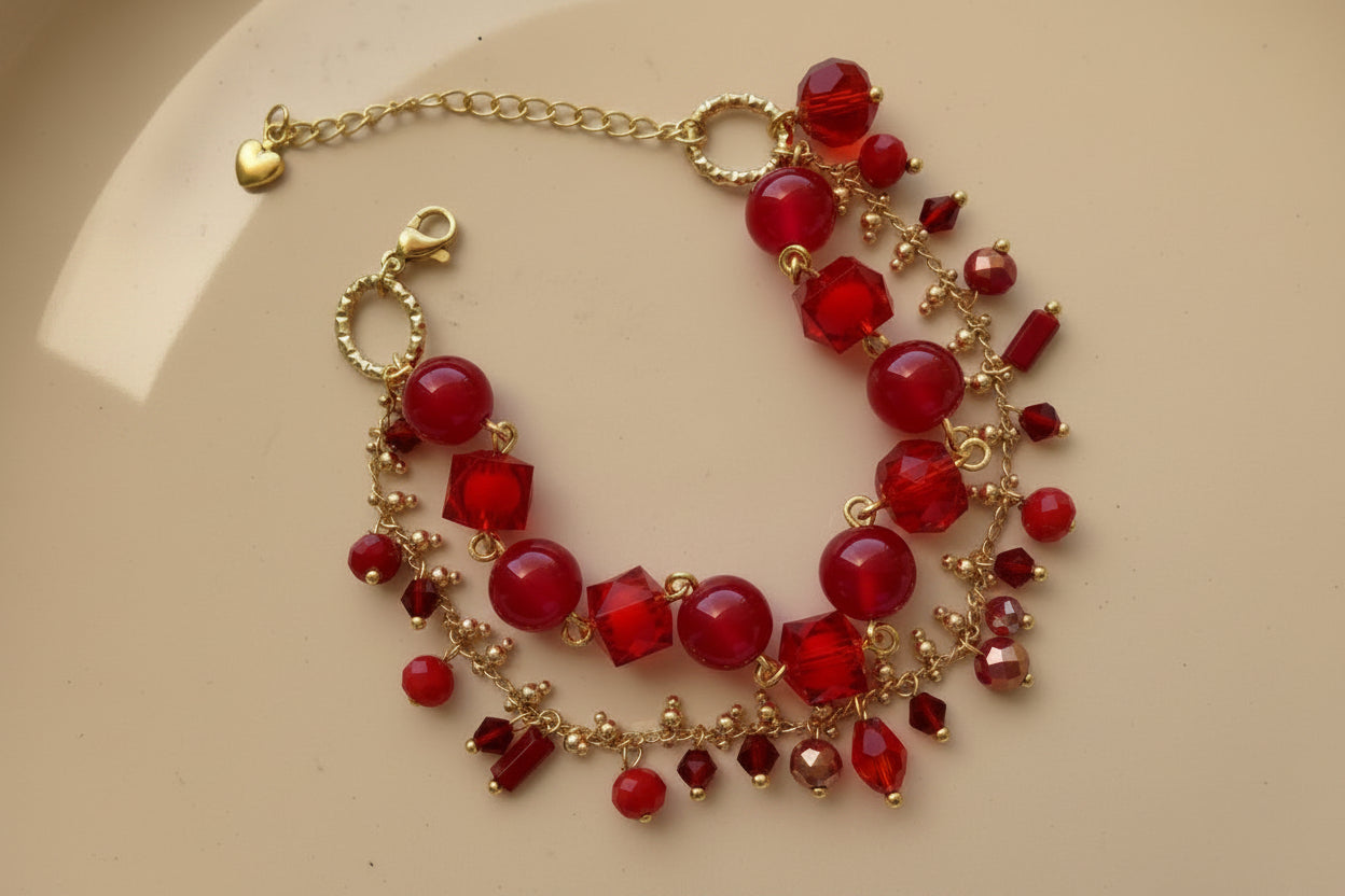 Bracelet Rouge Élégant – Une Touche de Passion et de Style