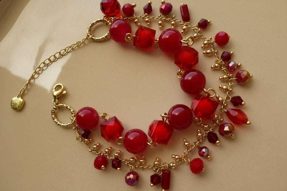 Bracelet Rouge Élégant – Une Touche de Passion et de Style