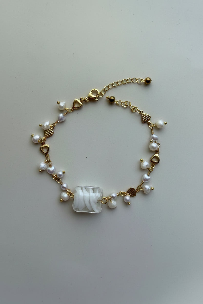 Bracelet blanc, symbole d'élégance et de pureté