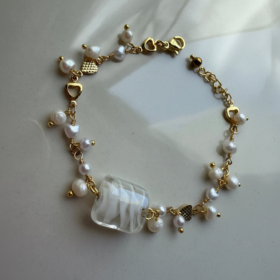 Bracelet blanc, symbole d'élégance et de pureté