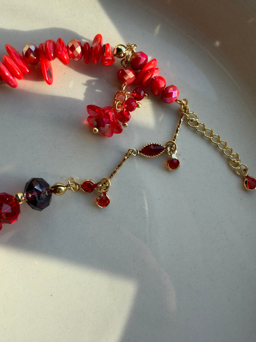 Bracelet Rouge en Pierres et Cristaux – Élégance Intense et Style Raffiné