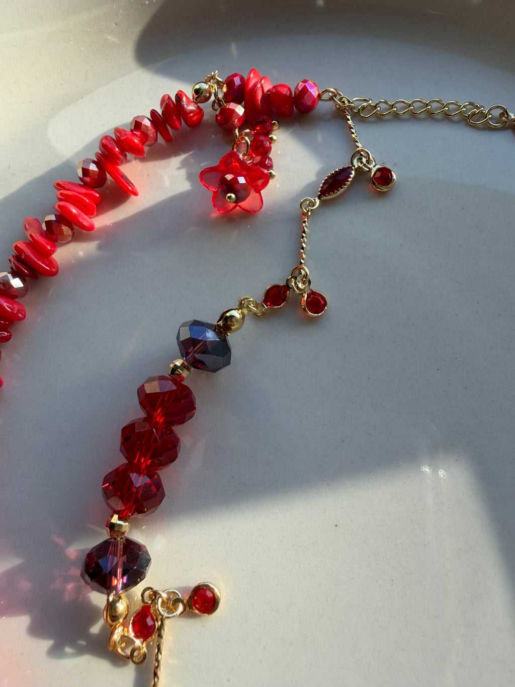 Bracelet Rouge en Pierres et Cristaux – Élégance Intense et Style Raffiné