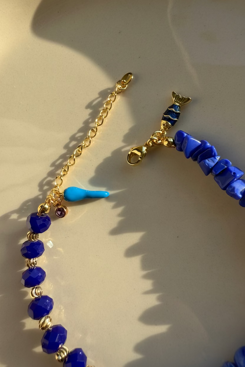 Bracelet bleu avec Motif Poisson – Élégance et Porte-Bonheur