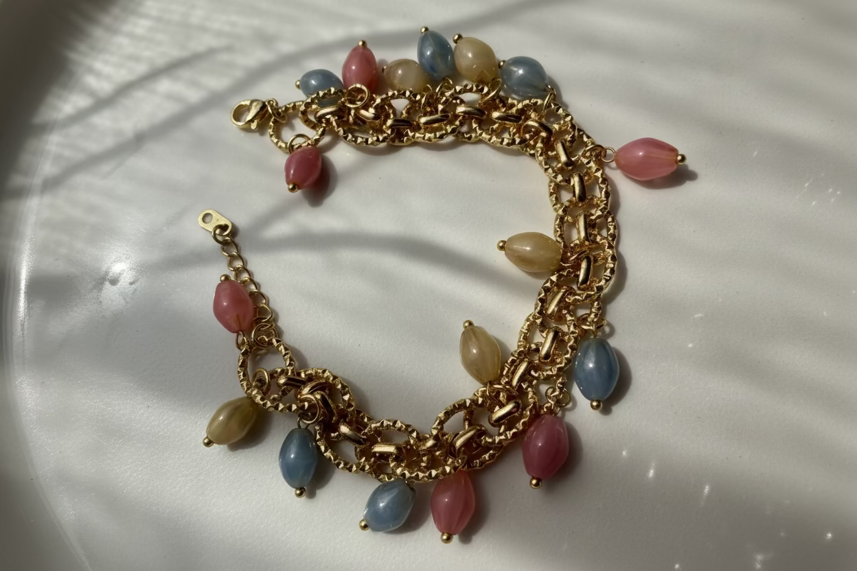 Bracelet Chaîne Dorée & Perles Multicolores – Élégance Bohème Chic