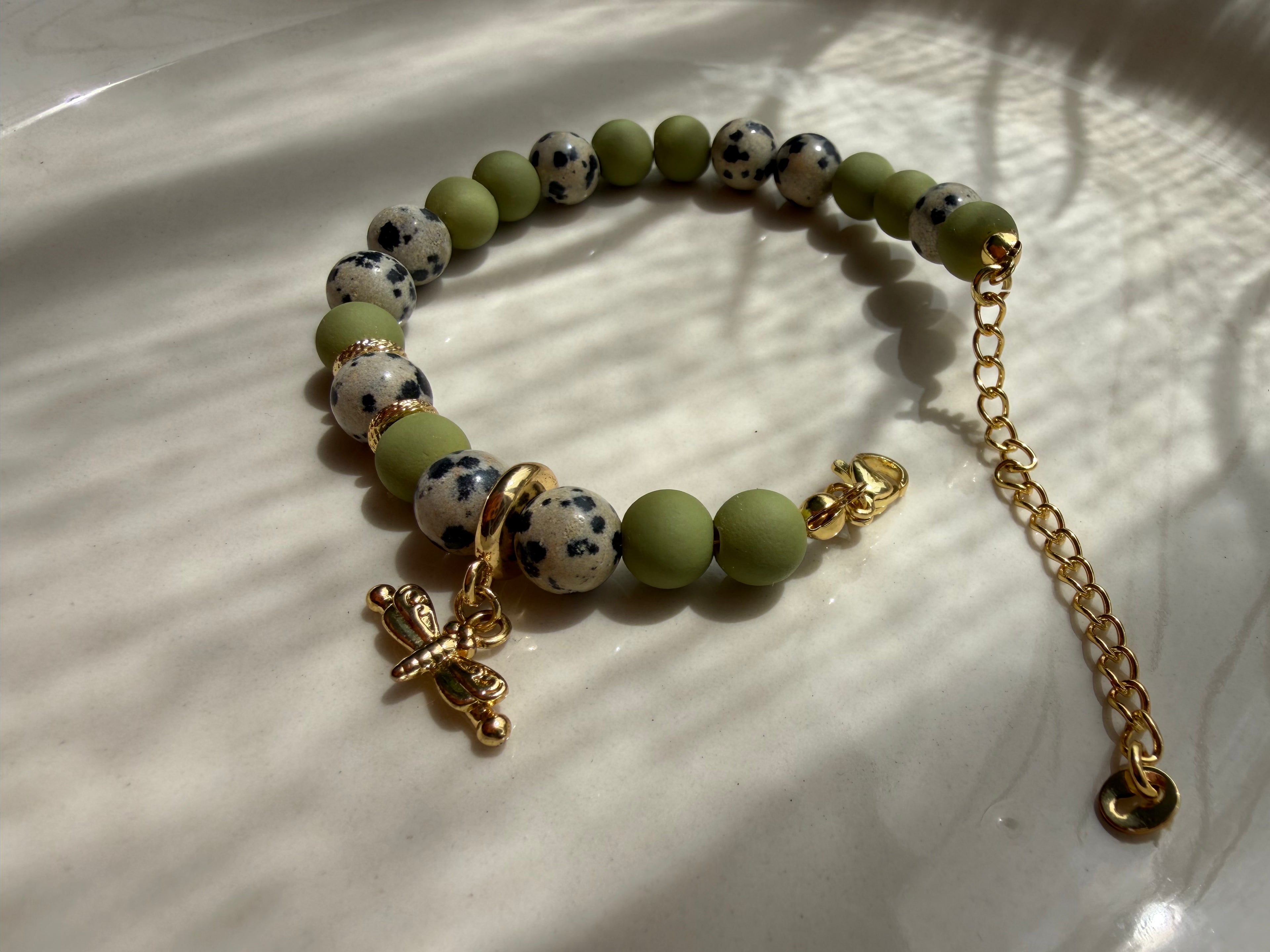 Bracelet Libellule en Pierre Jaspe Dalmatien & Perles Vert Olive – Élégance Naturelle