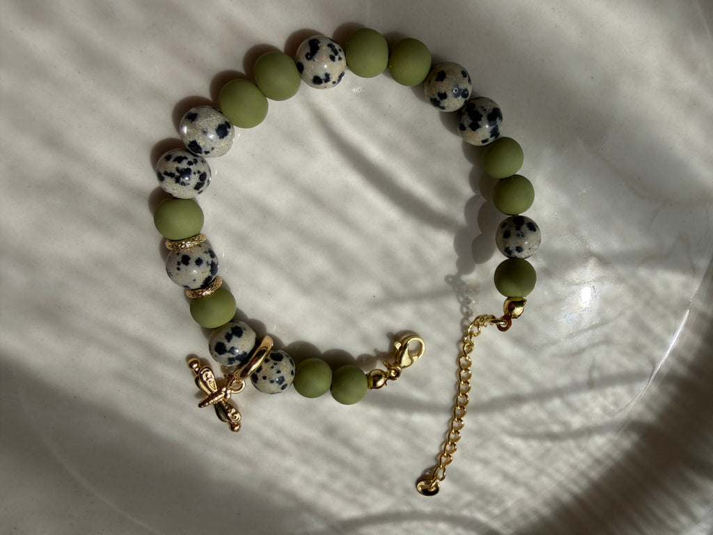 Bracelet Libellule en Pierre Jaspe Dalmatien & Perles Vert Olive – Élégance Naturelle