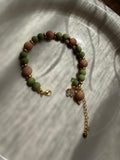 Bracelet Élégance Nature – Perles Vert Sauge & Nude avec Pendentif Cristal Doré