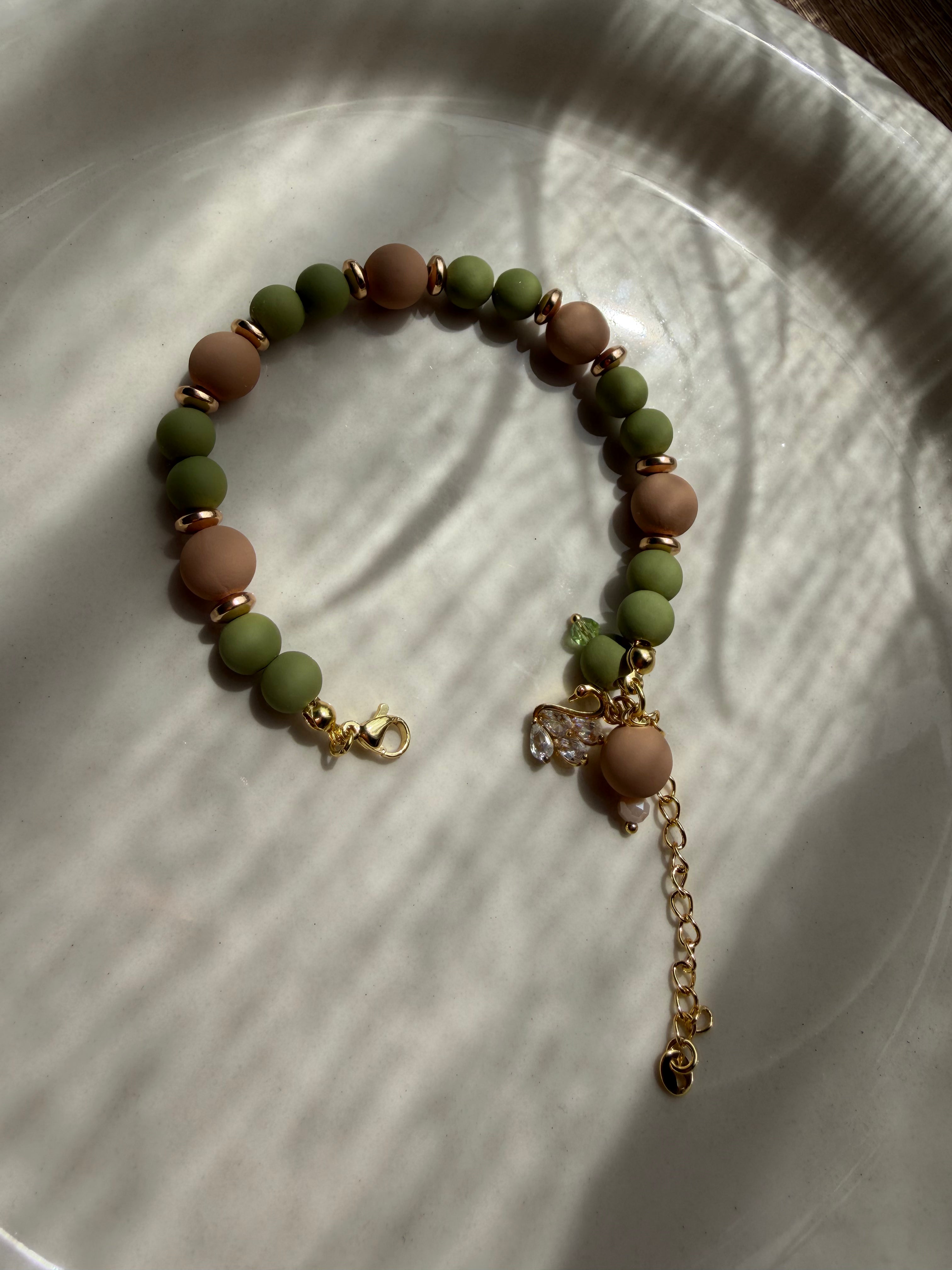 Bracelet Élégance Nature – Perles Vert Sauge & Nude avec Pendentif Cristal Doré