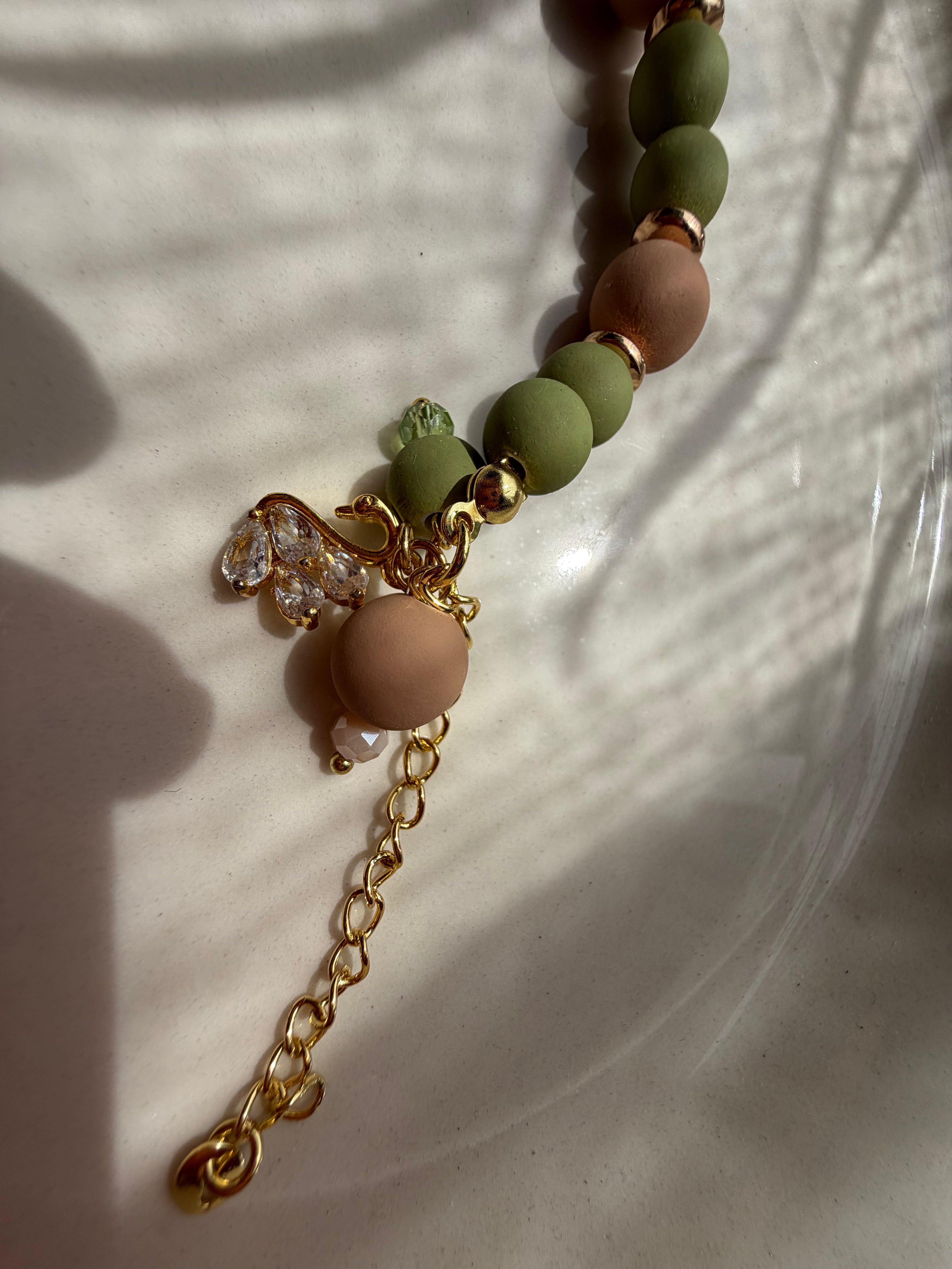 Bracelet Élégance Nature – Perles Vert Sauge & Nude avec Pendentif Cristal Doré