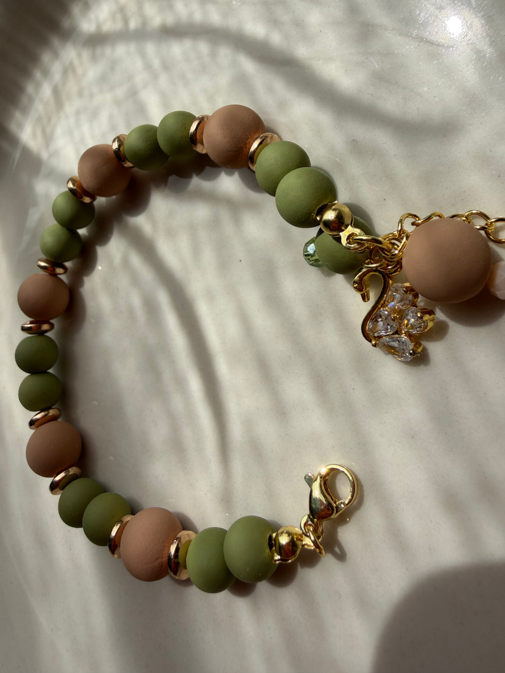Bracelet Élégance Nature – Perles Vert Sauge & Nude avec Pendentif Cristal Doré